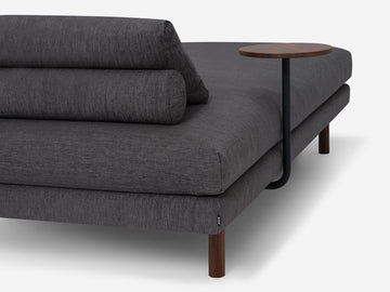 Grade 50 Coda Ash avec pattes noyer et un table de noyer rond
