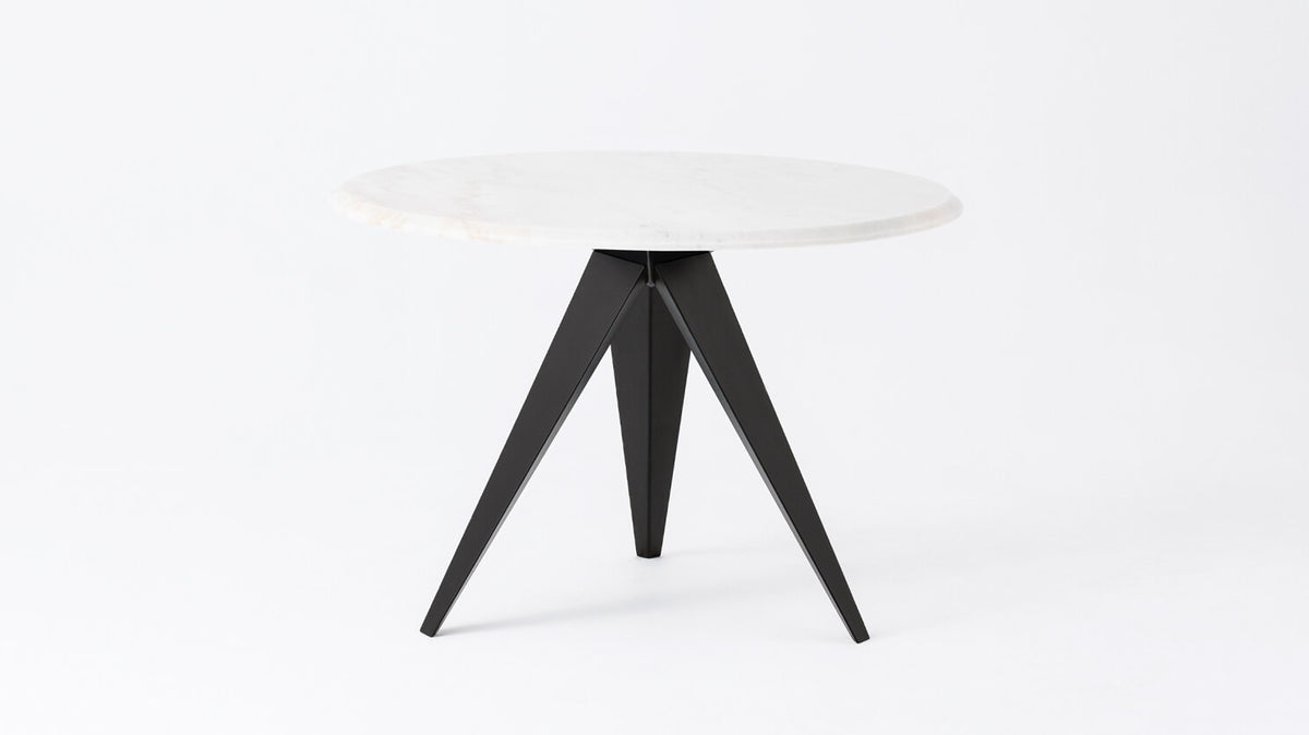 Marbre blanc avec un piètement noir