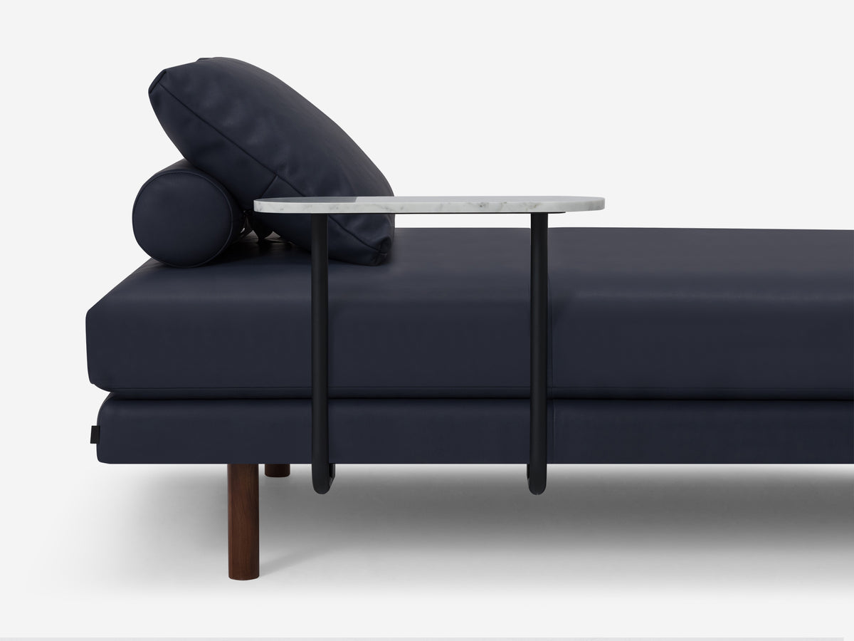Grade 600 Paloma Dusk avec pattes noyer et un table de marbre oblong