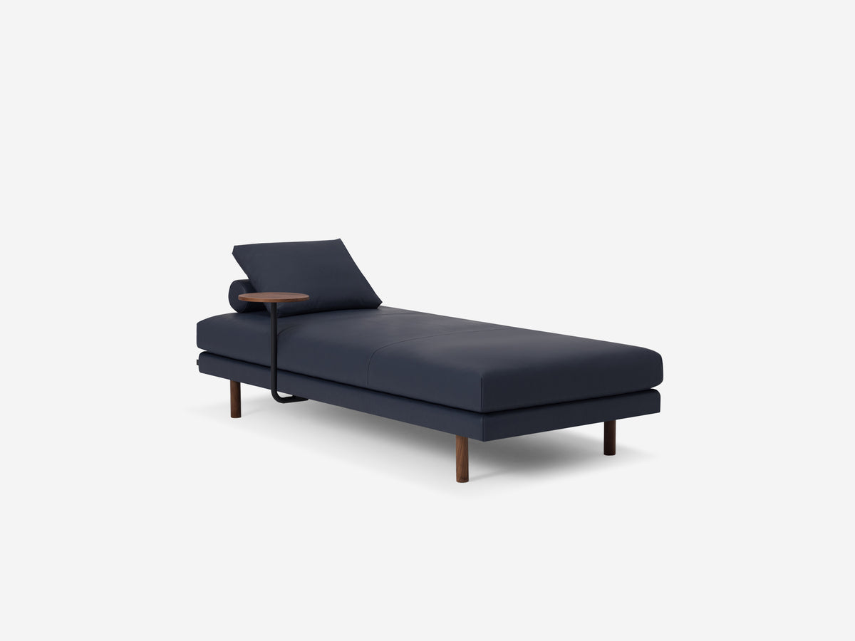 Grade 600 Paloma Dusk avec pattes noyer et un table de noyer rond